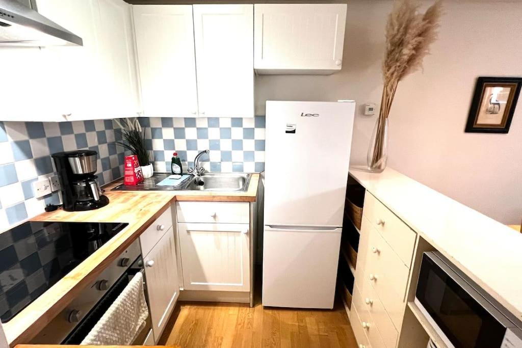 Cozy 3 Bed Flat Near To Station Apartment *